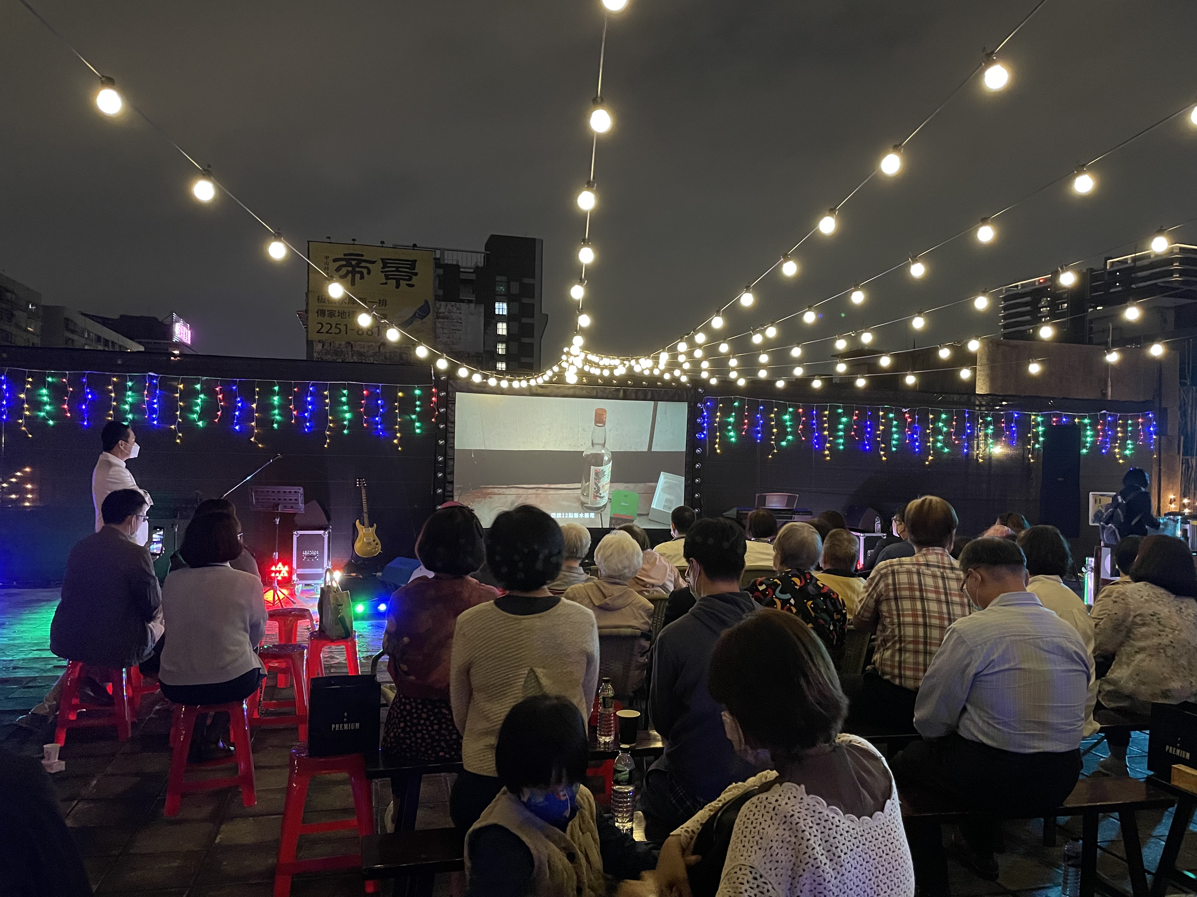 連雲建築為住戶拍攝紀錄片留下在舊居最後的珍貴回憶,並於房屋拆除前夕於原址屋頂舉辦老屋惜別音樂會。(連雲建設提供)