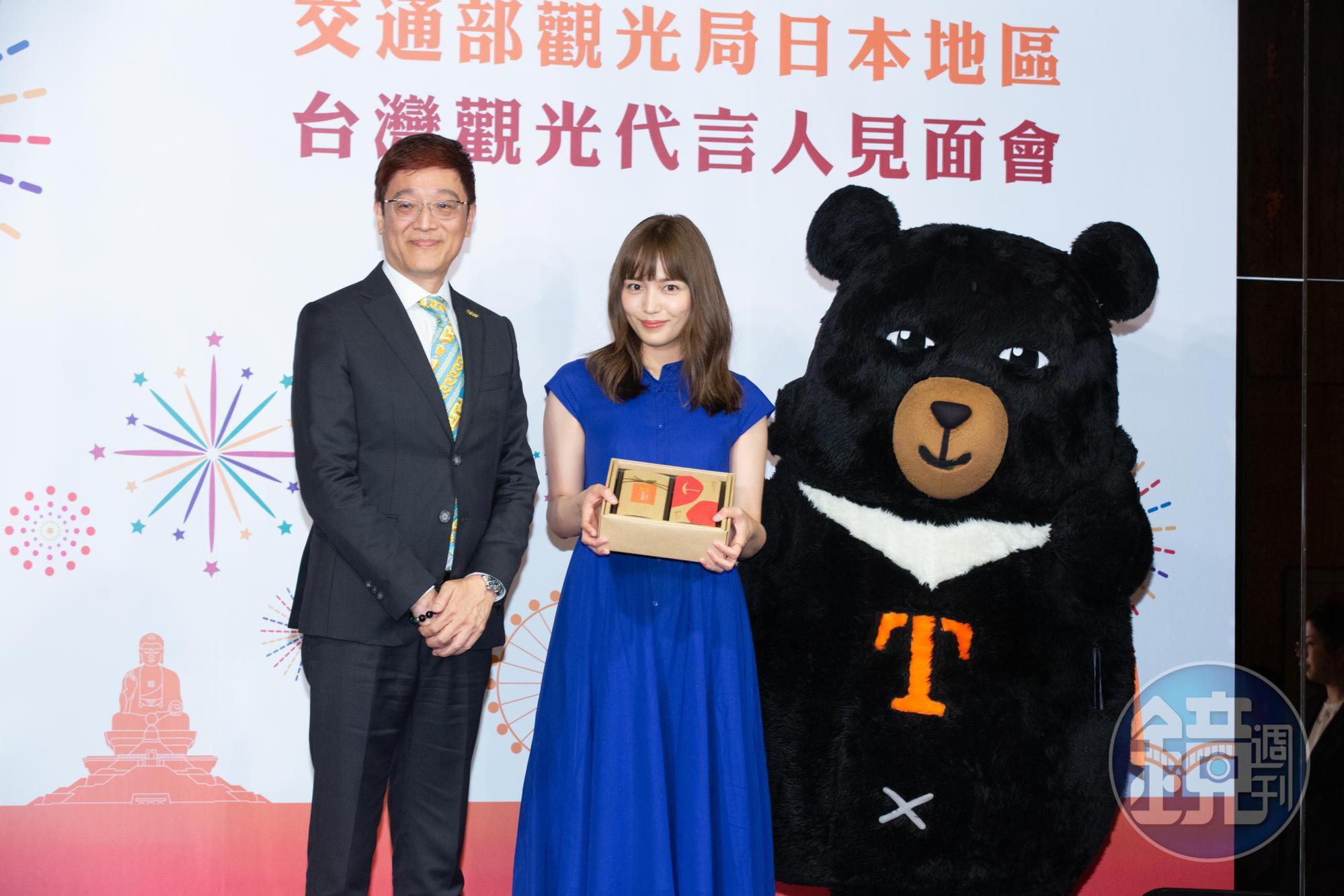 日本女星川口春奈(中)與「喔熊」組長(右)、觀光局副局長林信任合影。