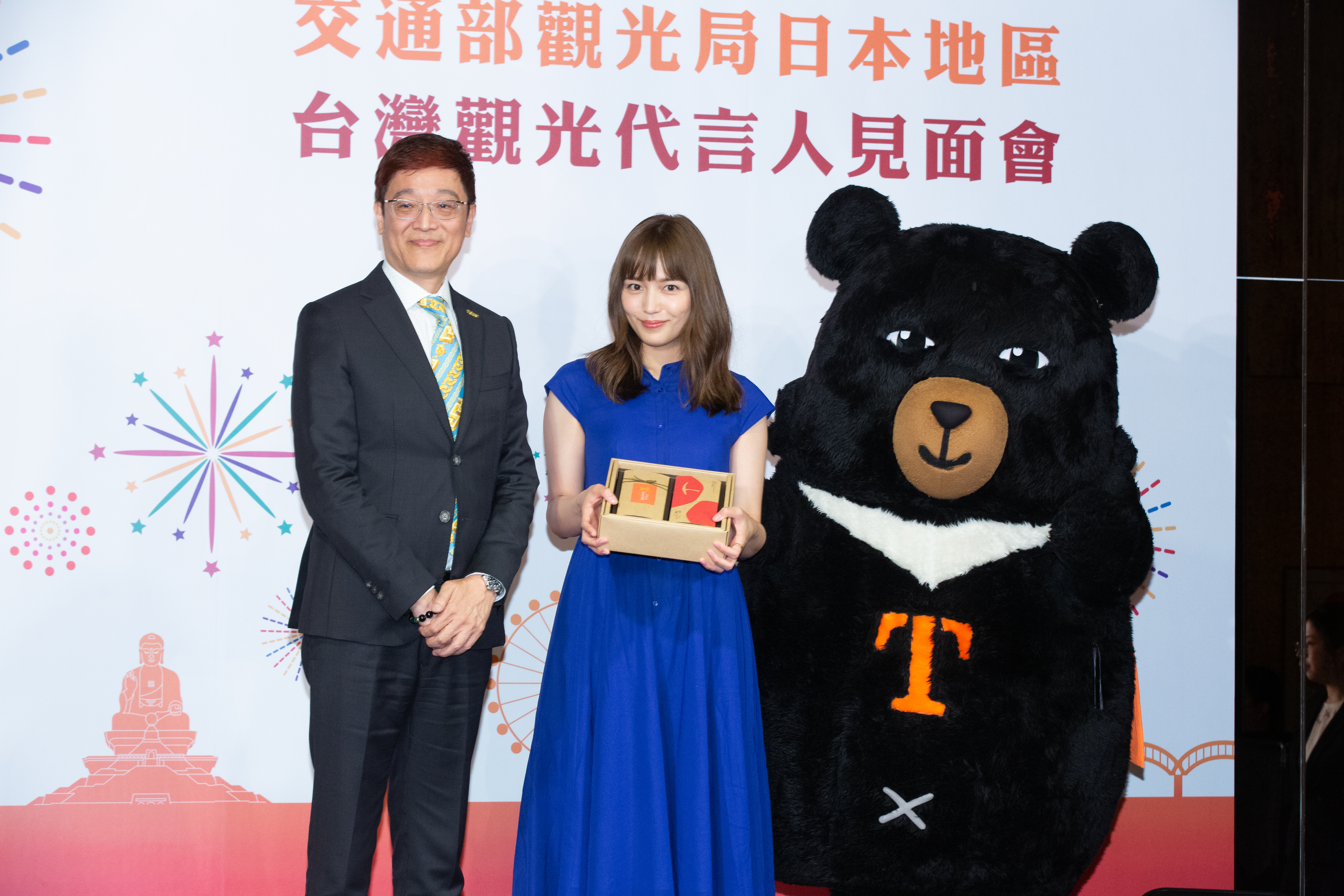 日本女星川口春奈（中）與「喔熊」組長（右）、觀光局副局長林信任合影。