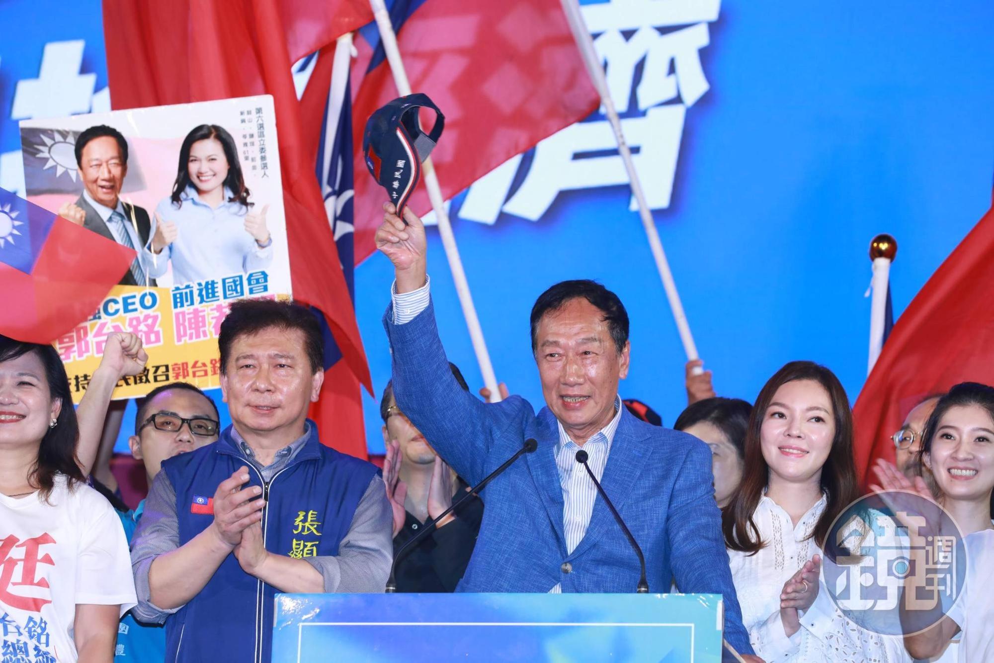 郭台銘第2場造勢活動在屏東,不再全程「破台語」致詞,改以國台語夾雜方式演說。圖為7日高雄造勢現場。