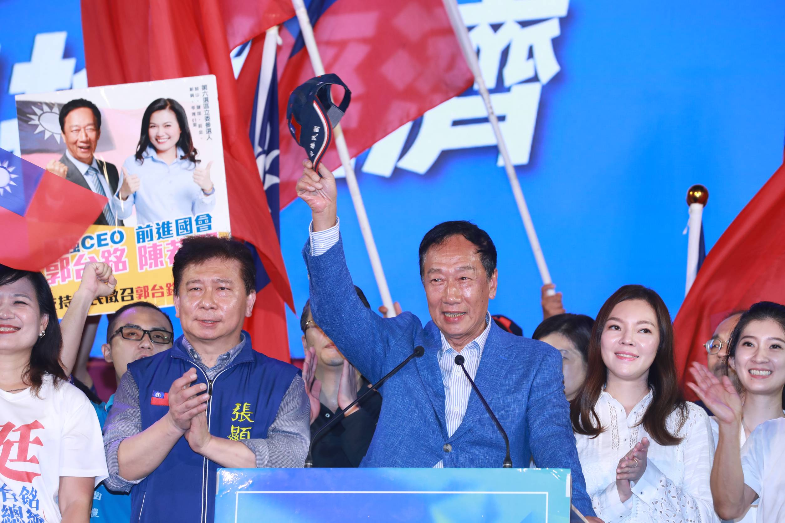 郭台銘第2場造勢活動在屏東，不再全程「破台語」致詞，改以國台語夾雜方式演說。圖為7日高雄造勢現場。