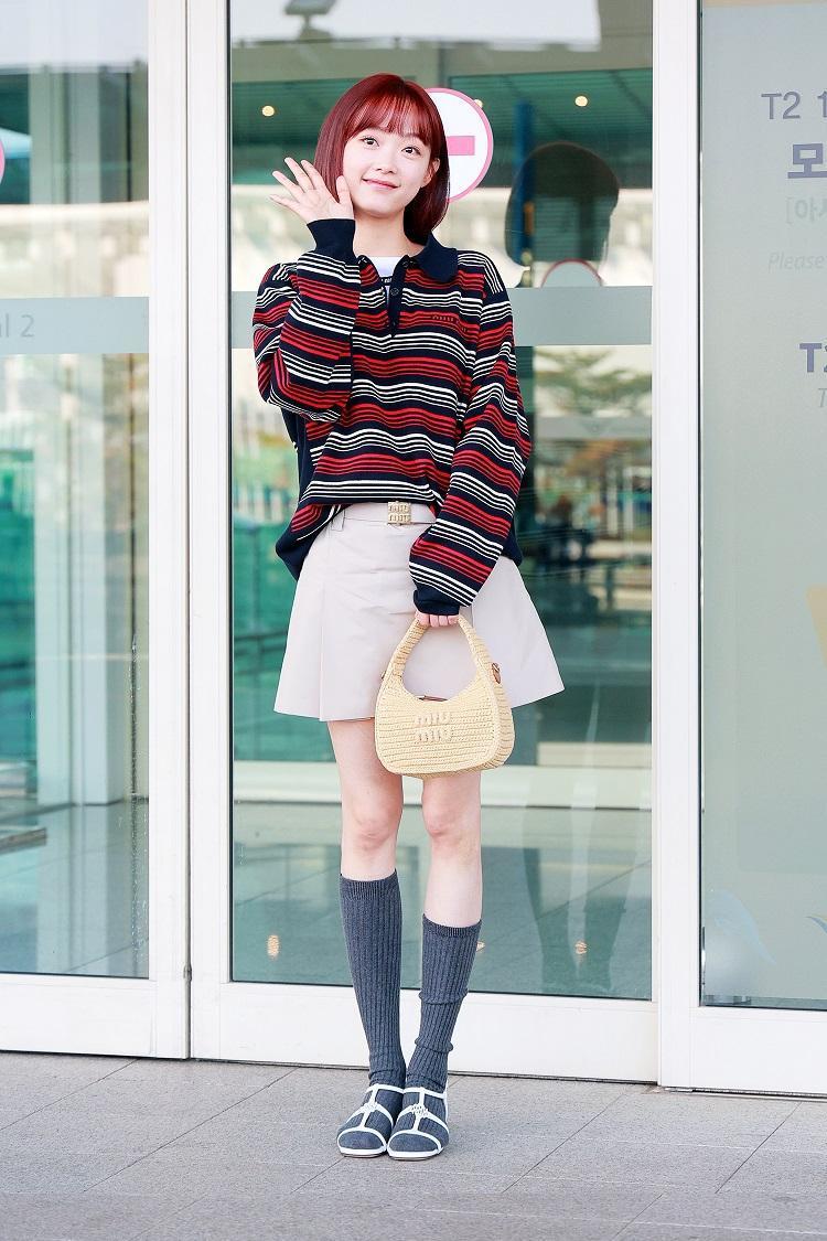 李瑜美的機場時尚行頭包括Miu Miu Polo棉質衫NT$55,000、棉質迷你裙NT$51,000、鉤織半月形手提包NT$72,000、漆皮涼鞋NT$35,000。(Miu Miu提供)