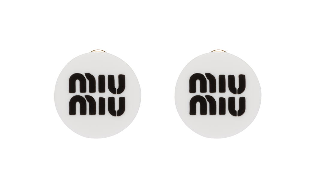 樹脂玻璃耳環，NT$12,500。（Miu Miu提供）