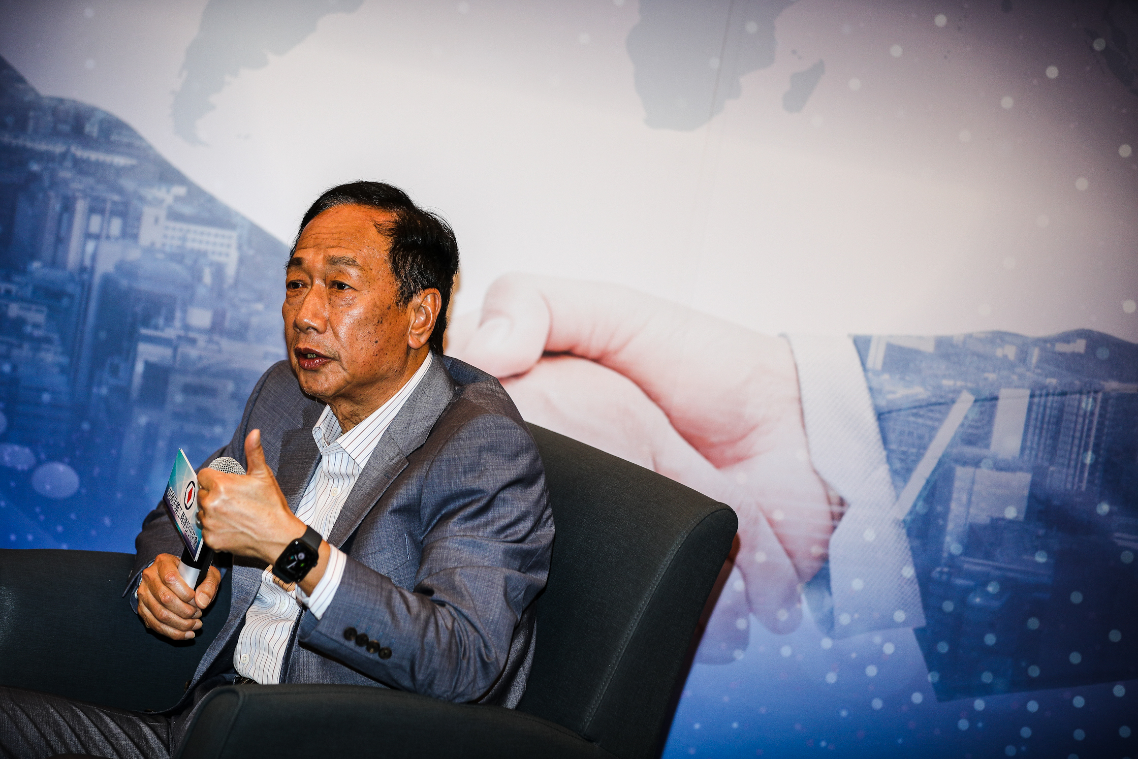 9日晚間，鴻海創辦人郭台銘再掀BNT雙價疫苗購買爭議，對此郭台銘辦公室在深夜發出聲明。