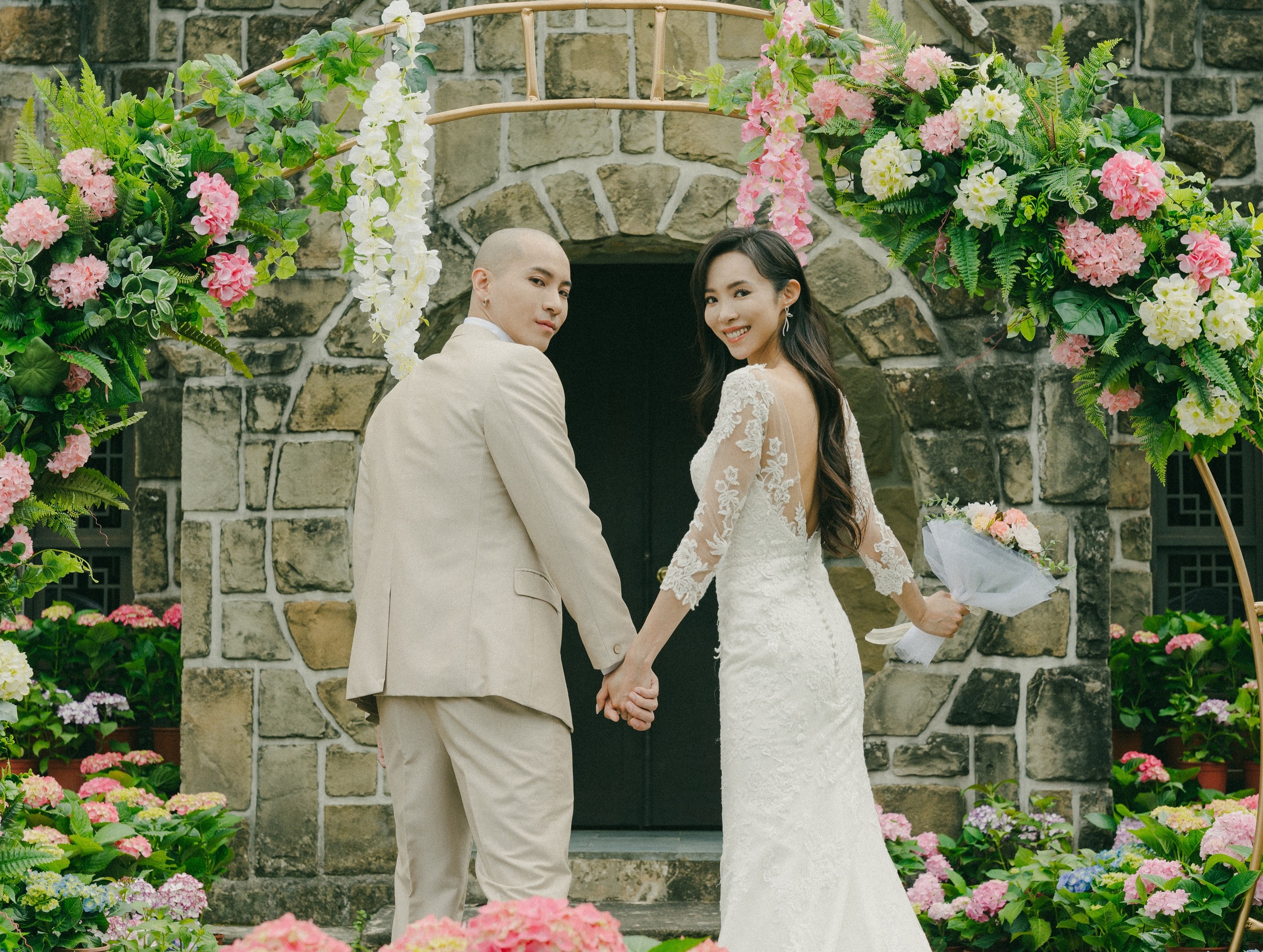 康茵茵和同劇男主角吳東震一起拍婚紗。(維恩原創Rocky、FUN假趣旅行提供)