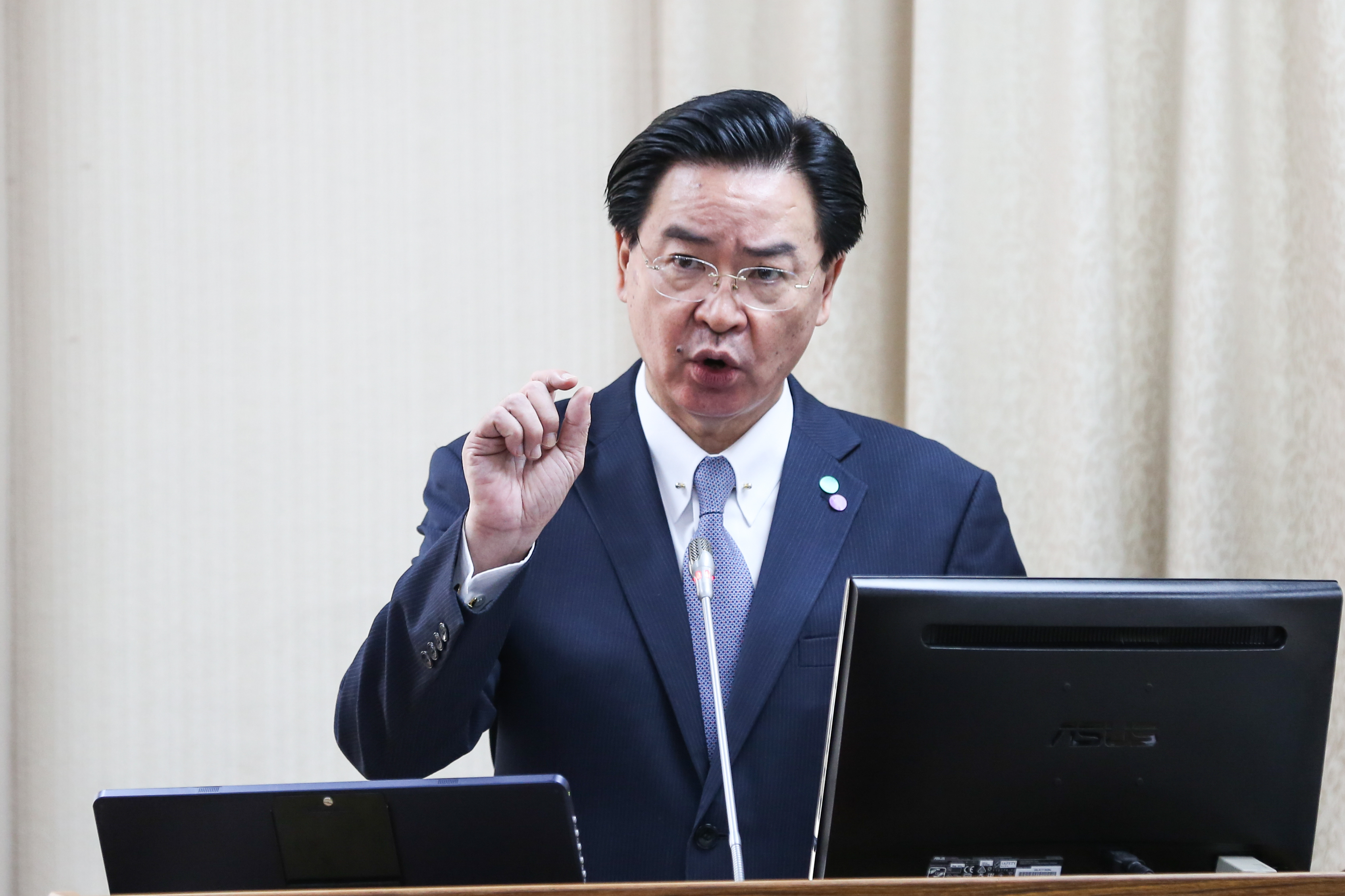 面對媒體不斷追問「美國炸毀台積電」的相關問題，吳釗燮罕見動怒，連說5次「我剛剛已經回答了！」（本刊資料照）