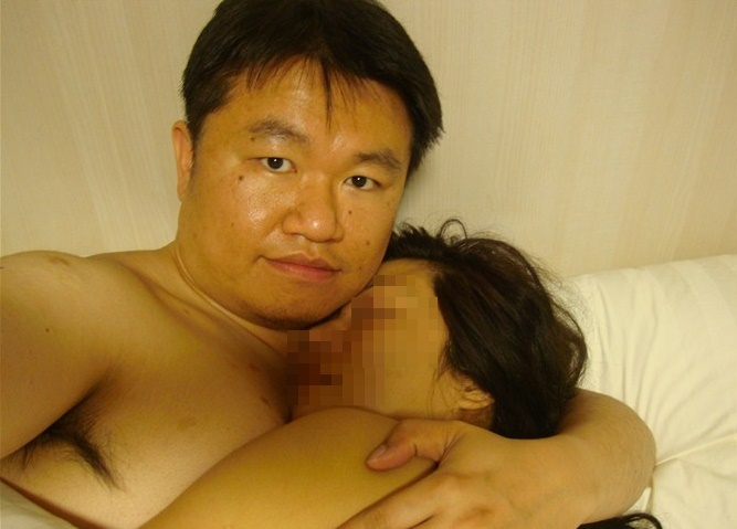 中國百度網站上早有一篇貼文，爆料阮男在中國曾被公安逮捕，還附上一張阮男與女子裸上身相擁的照片為證。（翻攝自百度）