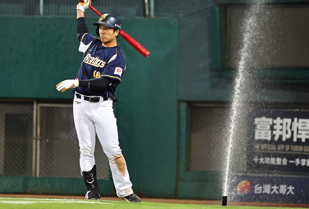 新莊棒球場昨晚比賽中途突然灑水，老將周思齊仍敲安建功，引發球迷討論。（翻攝自兄弟Fans Club臉書）