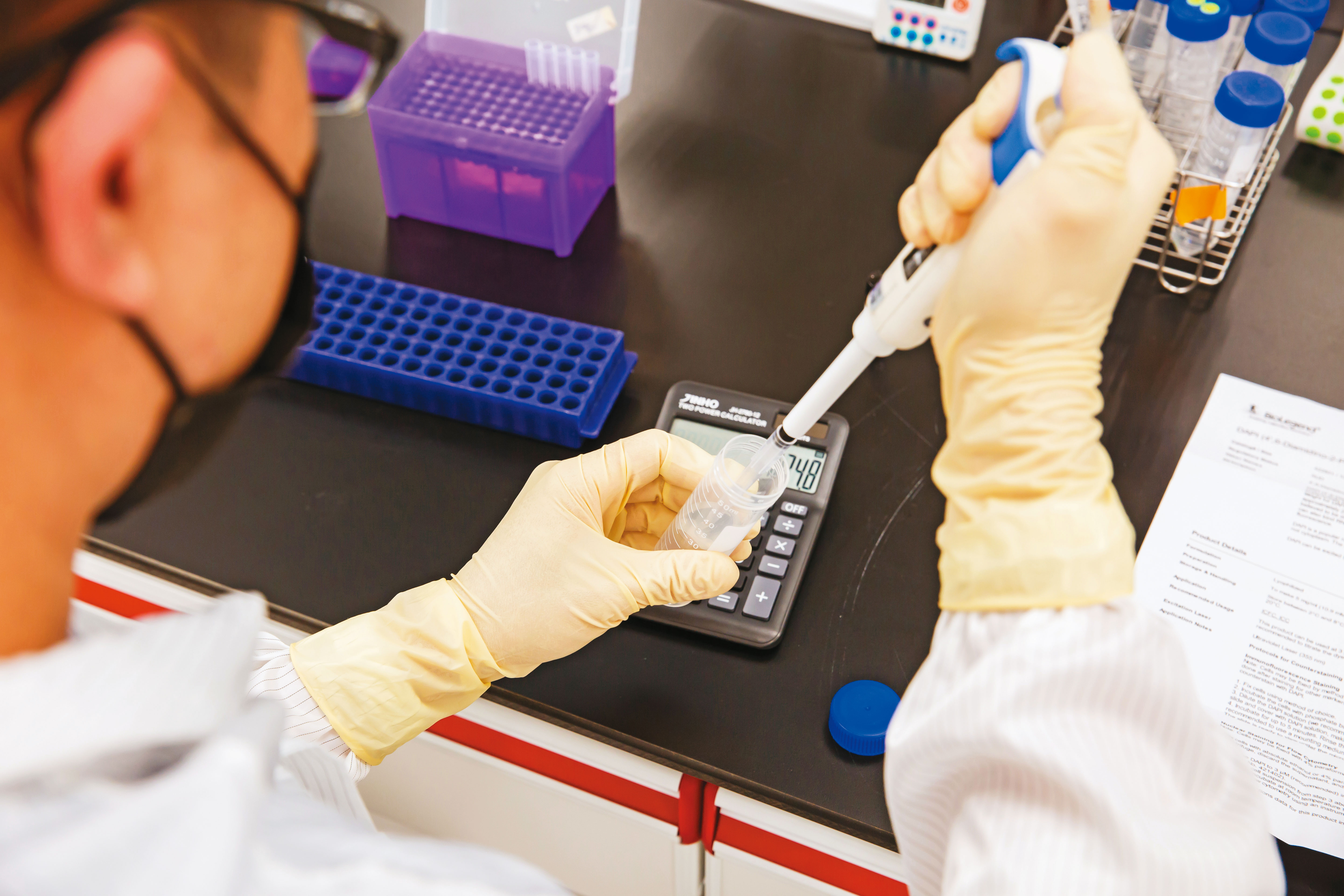 專家指出，新創生技醫療公司偏好以壓低面額、拆股的方式，來向市場籌資。