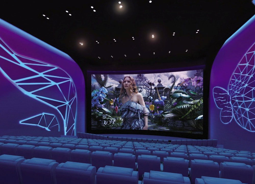 這場普遍級電影怪怪的！情侶當眾「超自然震動」，合家歡被迫觀賞限制級情色片。（示意圖，翻自微博）