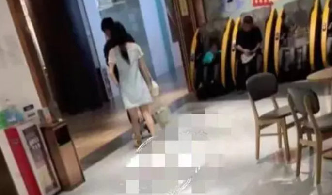 現場有民眾拍到這對情侶。（翻自《網易》）