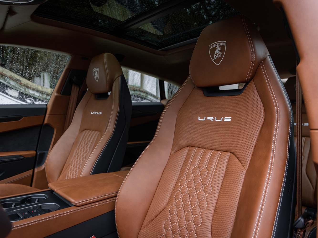 Urus S車內提供個人化選擇，雙色系列風格選項源自於Urus Performante的車型專屬六邊形縫線設計。