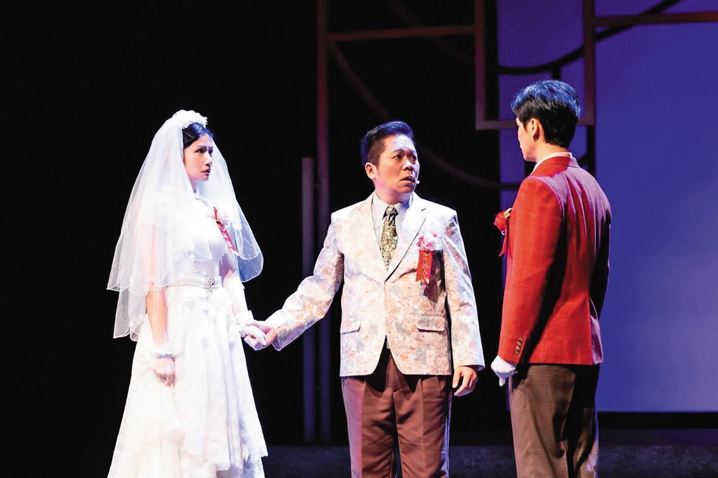 李千娜(左起)、卜學亮、蔡旻佑演出2023年版的舞台劇《淡水小鎮》。(果陀劇場提供)