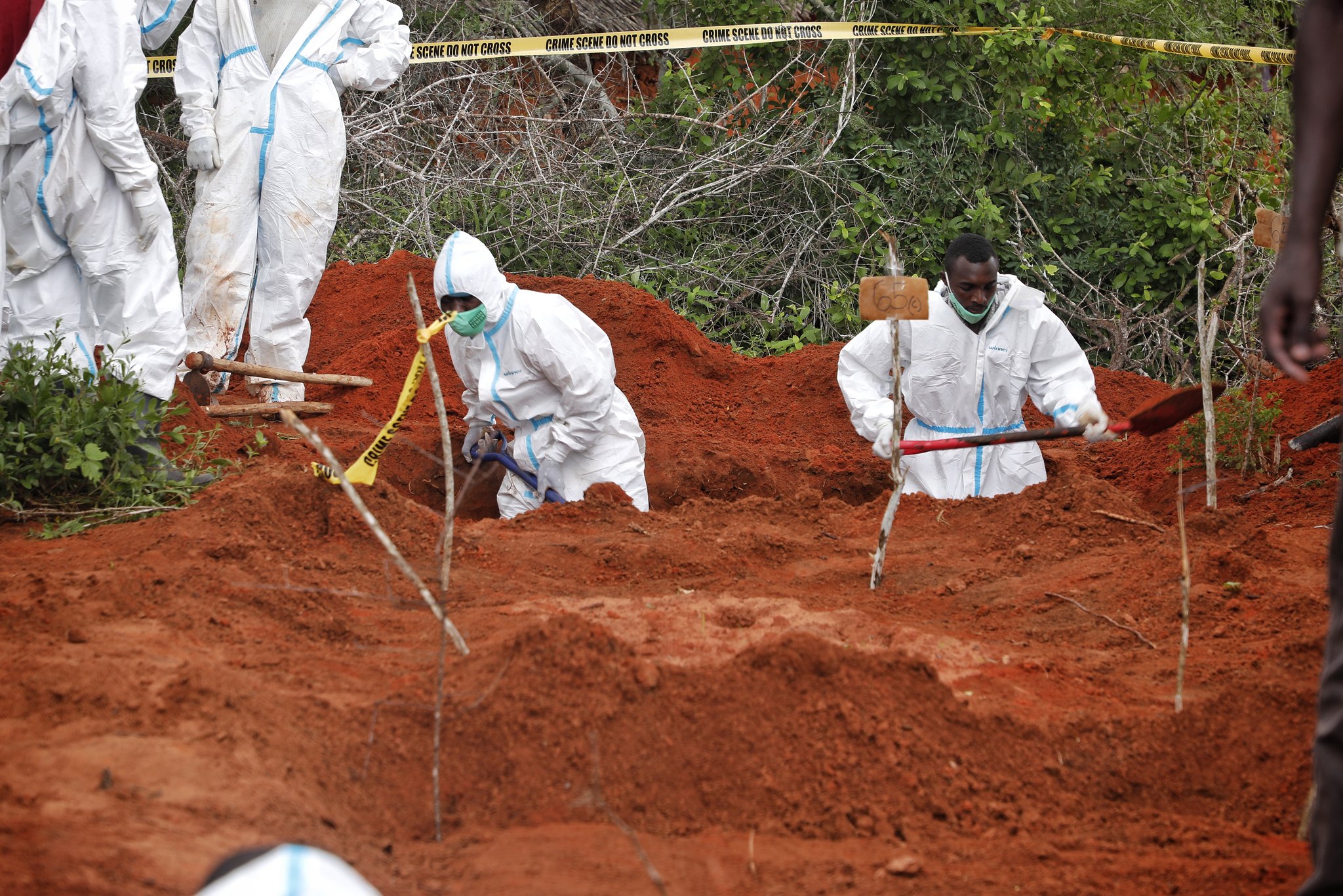 肯亞一邪教釀「沙卡赫拉森林大屠殺」，警調人員正持續挖掘是否有更多受害者。（翻攝自推特＠KindikiKithure ）