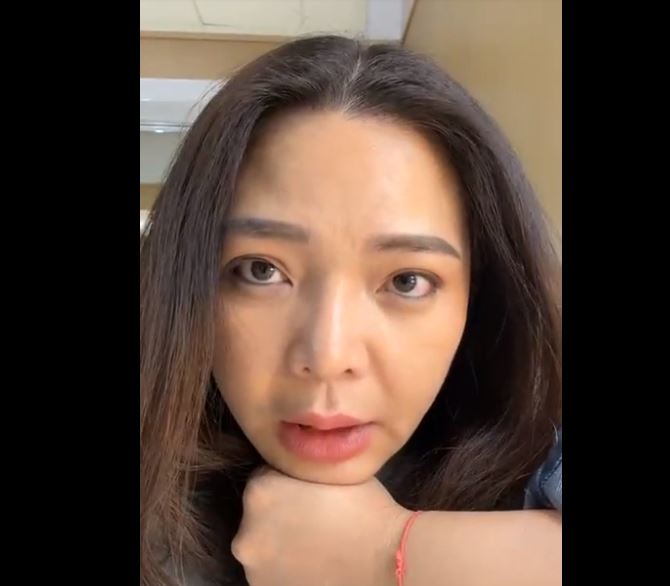 小甜甜頻頻開直播澄清，卻始終不願露出狗狗受傷位置。（翻攝自小甜甜臉書）
