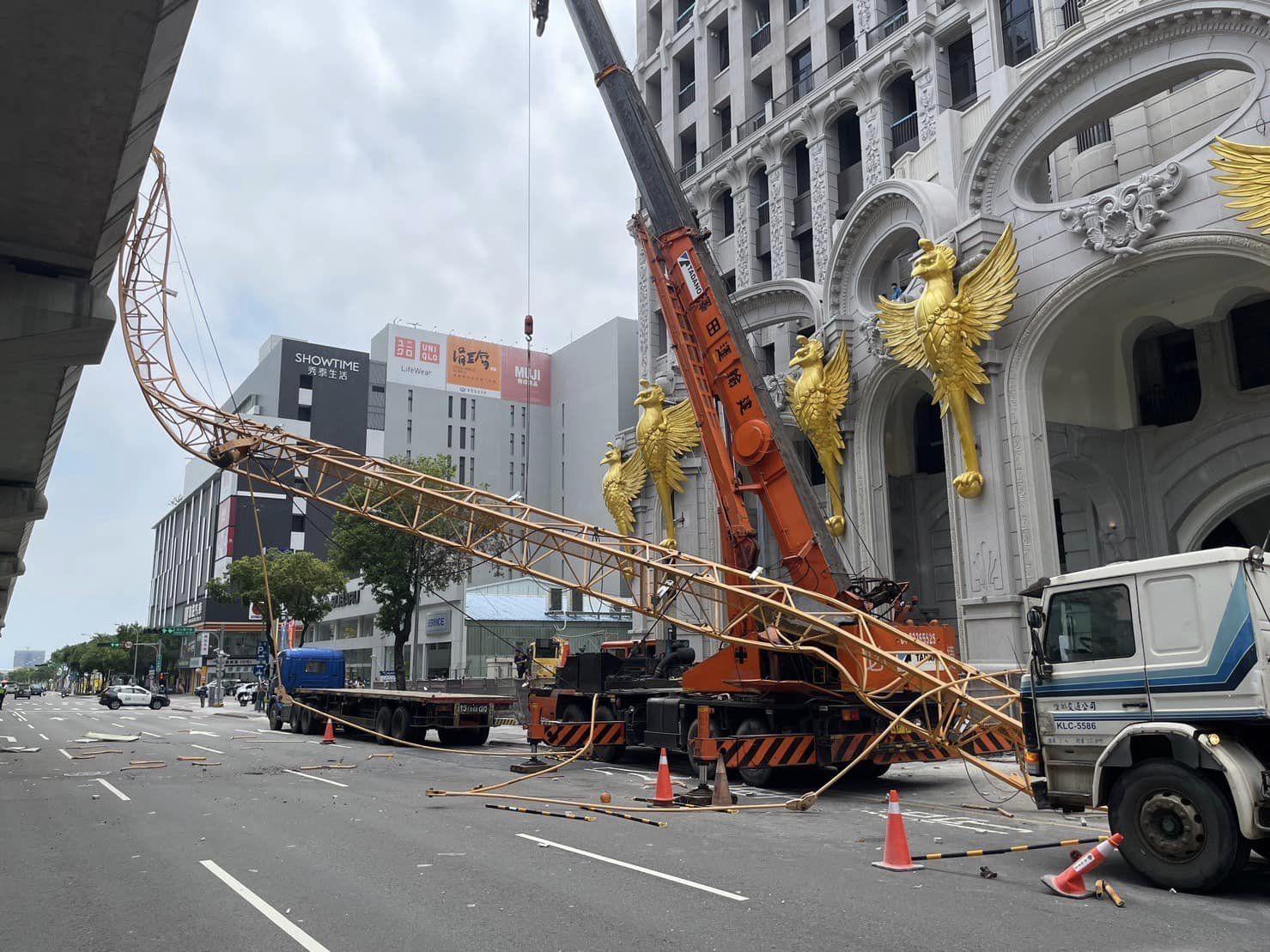 台中捷運被吊臂穿插，更多驚悚影像曝光！「5隻金火鳥」大樓嚴重工安事件惹議。（翻自TCPB 局長室）