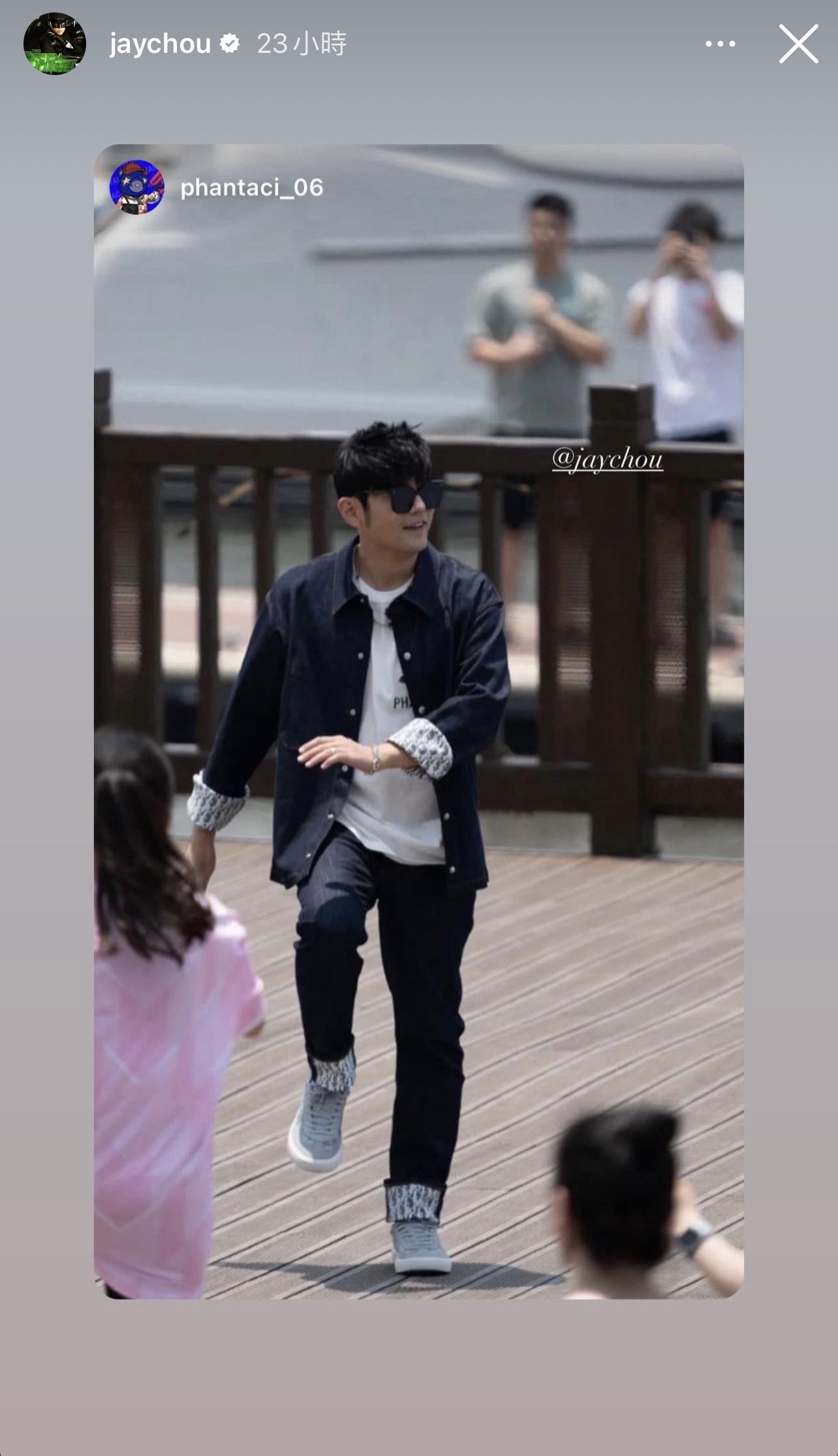 周杰倫聽見自己的歌,最終還是忍不住跑到舞台側邊小秀一段跳了起來。(翻攝自周杰倫IG)