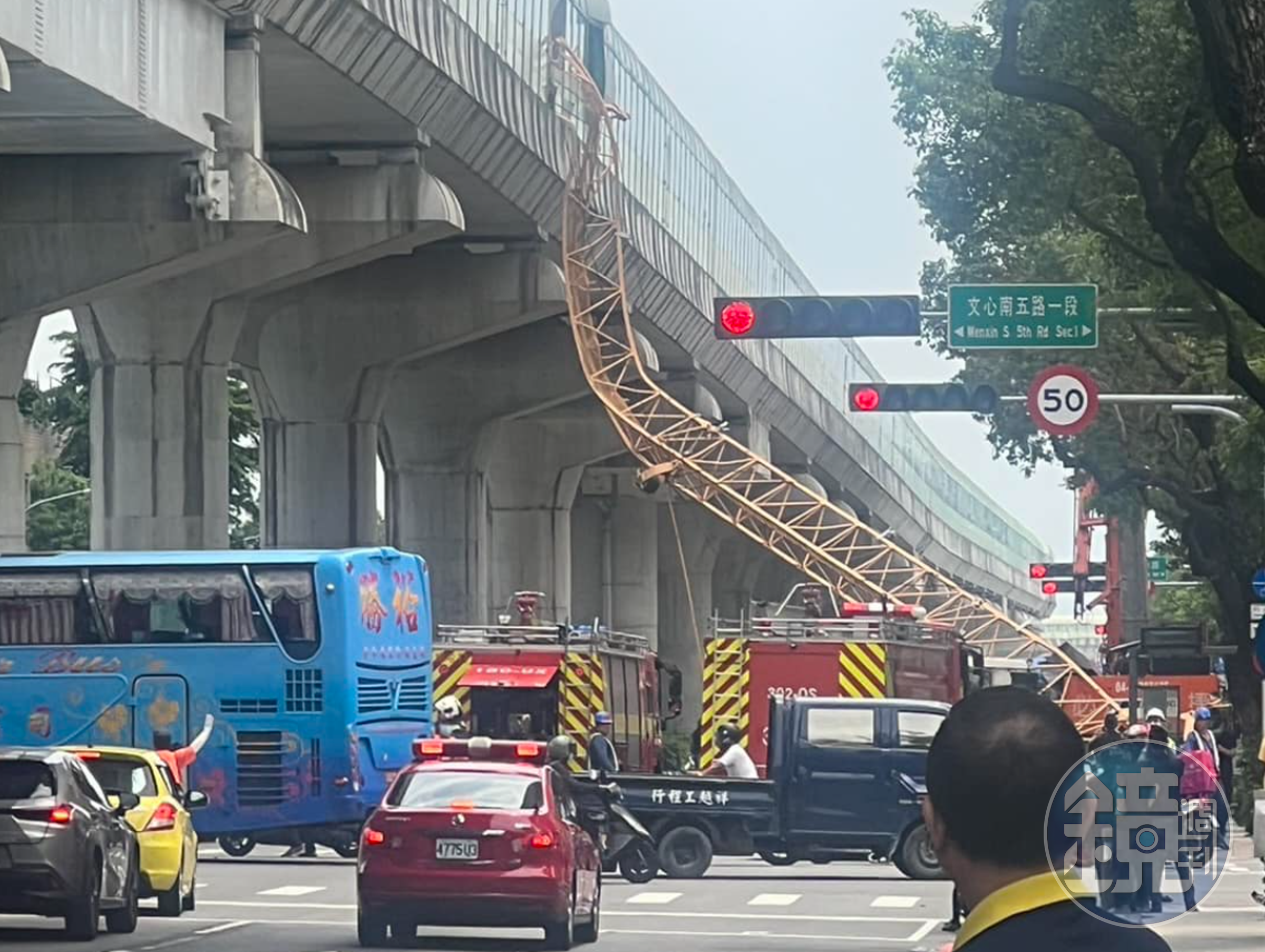台中南區文心南路，今中午發生嚴重工安意外，一旁施工建案吊桿墜落，直接砸中行駛中的捷運。（翻攝自TCPB 局長室）