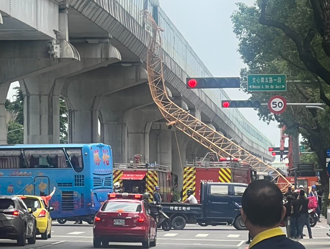 台中南區文心南路，今中午發生嚴重工安意外，一旁施工建案吊桿墜落，直接砸中行駛中的捷運。（翻攝自TCPB 局長室）