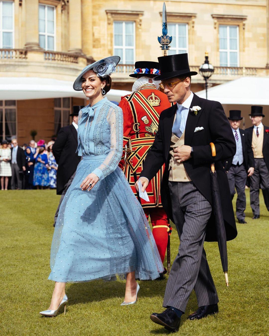 凱特王妃(左)穿Elie Saab藍色薄紗洋裝,優雅迷人。(翻攝princeandprincessofwales IG)