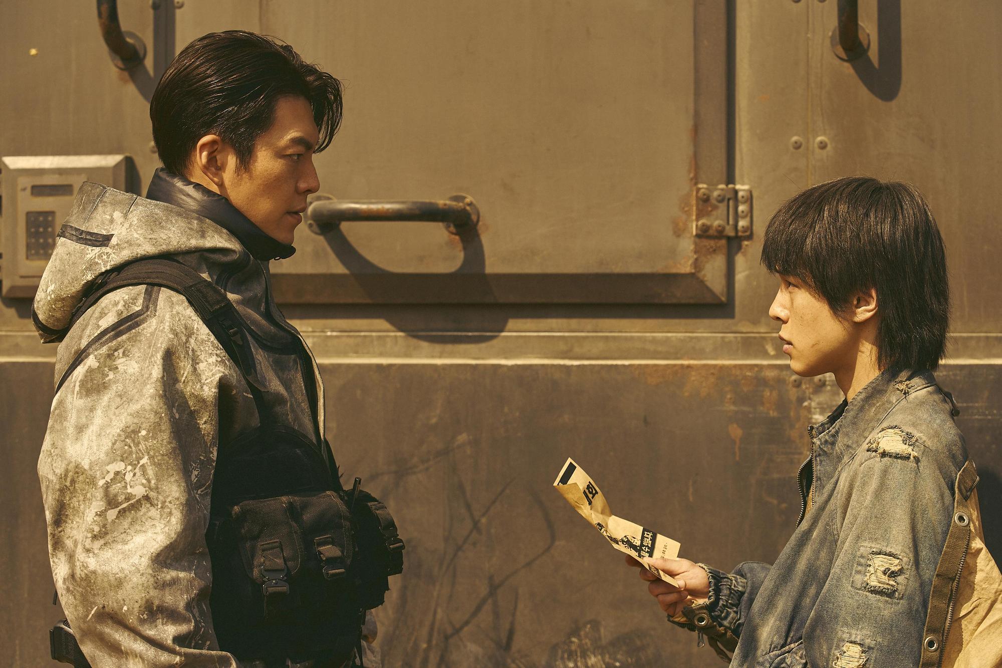 金宇彬(左)飾演傳奇快遞員5-8,因故與難民姜有晳合作。(Netflix提供)