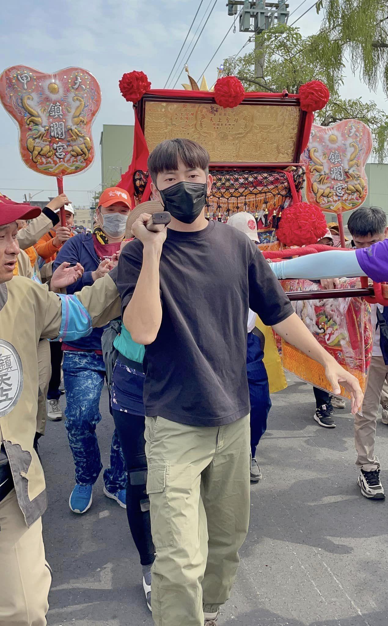 宥勝日前見證大甲媽祖遶境的時刻。（翻攝自臉書）