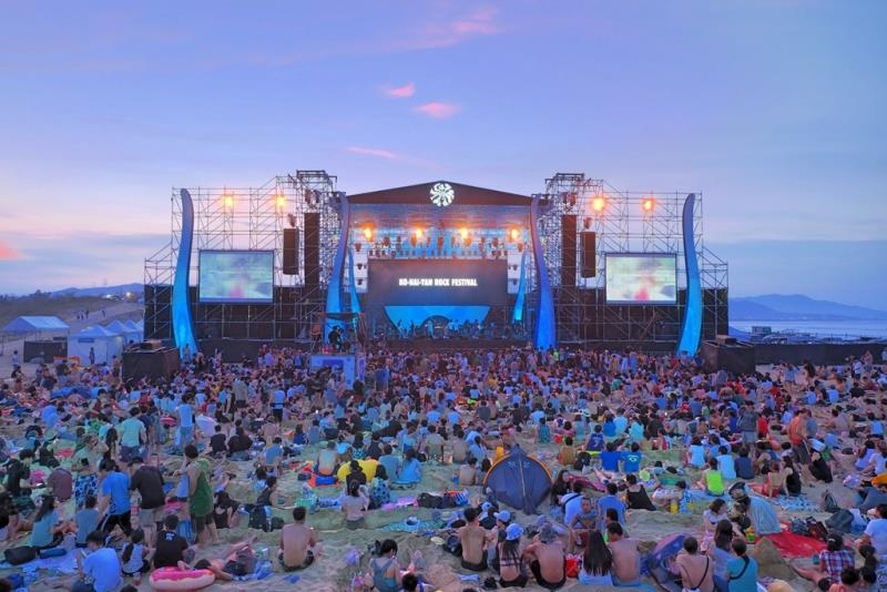 從2000年開始舉辦的貢寮海洋音樂祭宣布永久停辦,讓不少樂迷惋惜。(翻攝新北市貢寮國際海洋音樂祭臉書粉專)