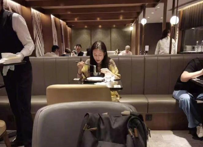 人夫拍照分享「巧遇的李若彤」給老婆，沒想到被懷疑出軌。（翻攝自八醬日常微博）