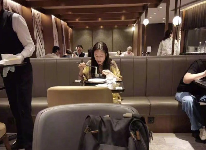 人夫拍照分享「巧遇的李若彤」給老婆，沒想到被懷疑出軌。（翻攝自八醬日常微博）