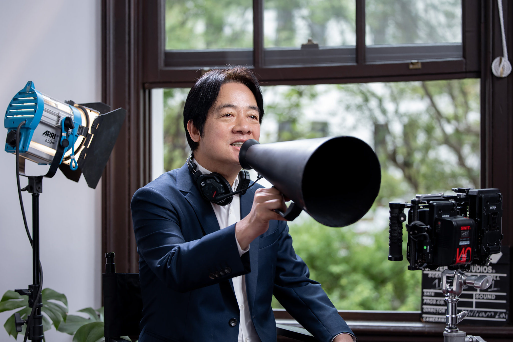 賴清德則化身為導演,對魔獸的台詞不滿意喊卡。(翻攝自賴清德臉書)