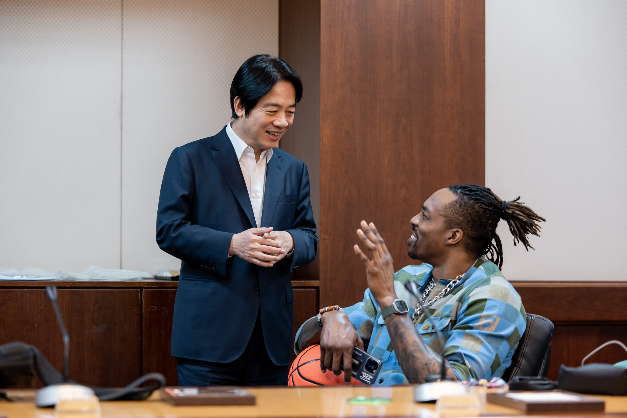 副總統賴清德合體「魔獸」霍華德，宣傳文化總會「來去總統府住一晚」活動。（翻攝自賴清德臉書）