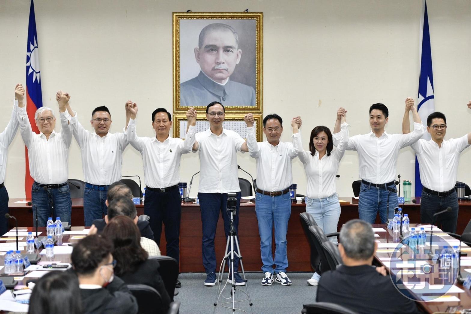 國民黨提名立委名單,張斯綱(左二)、鄭俊雄(左三)、李彥秀(右三)、阮厚爵(右四)。