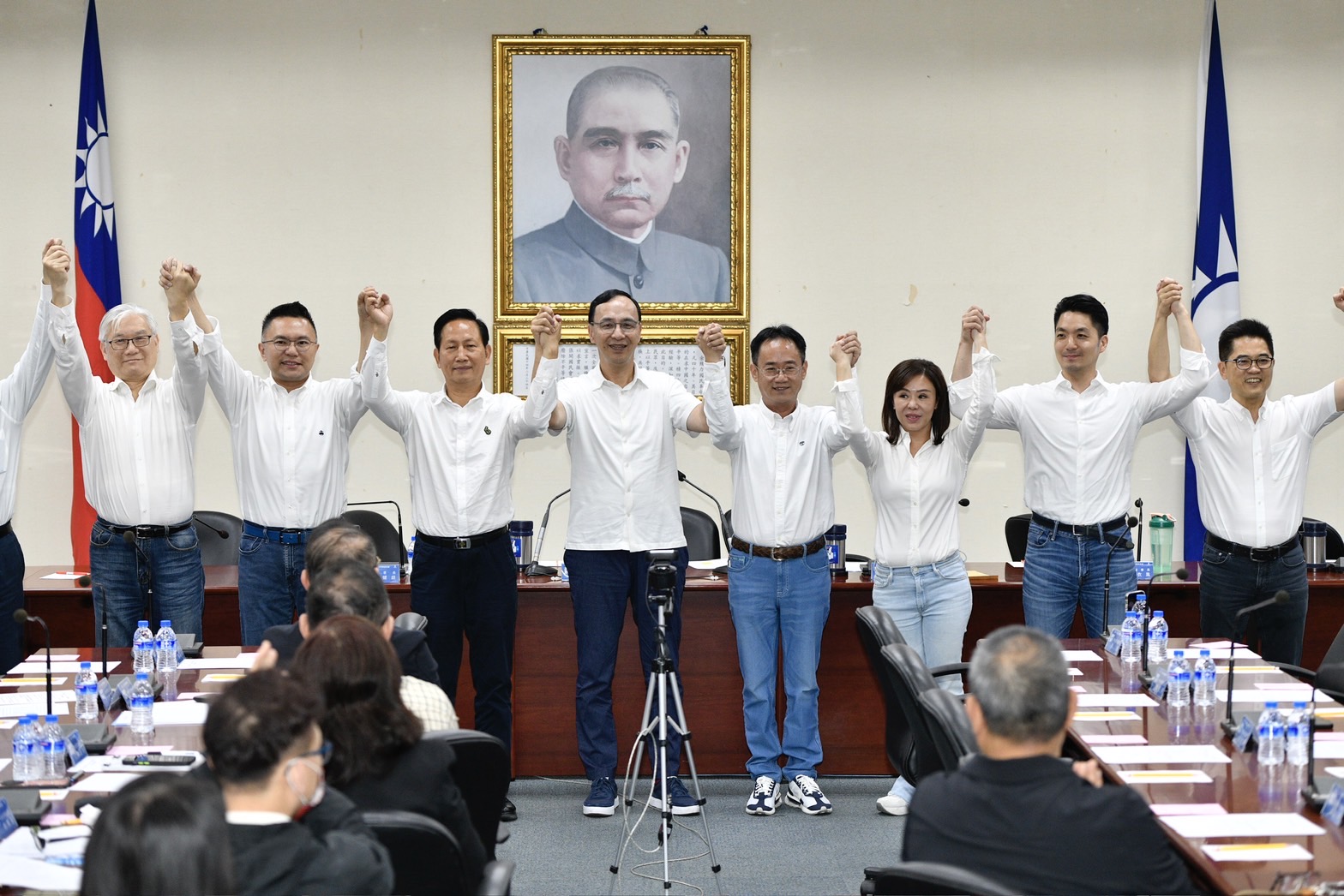 國民黨提名立委名單,張斯綱(左二)、鄭俊雄(左三)、李彥秀(右三)、阮厚爵(右四)。