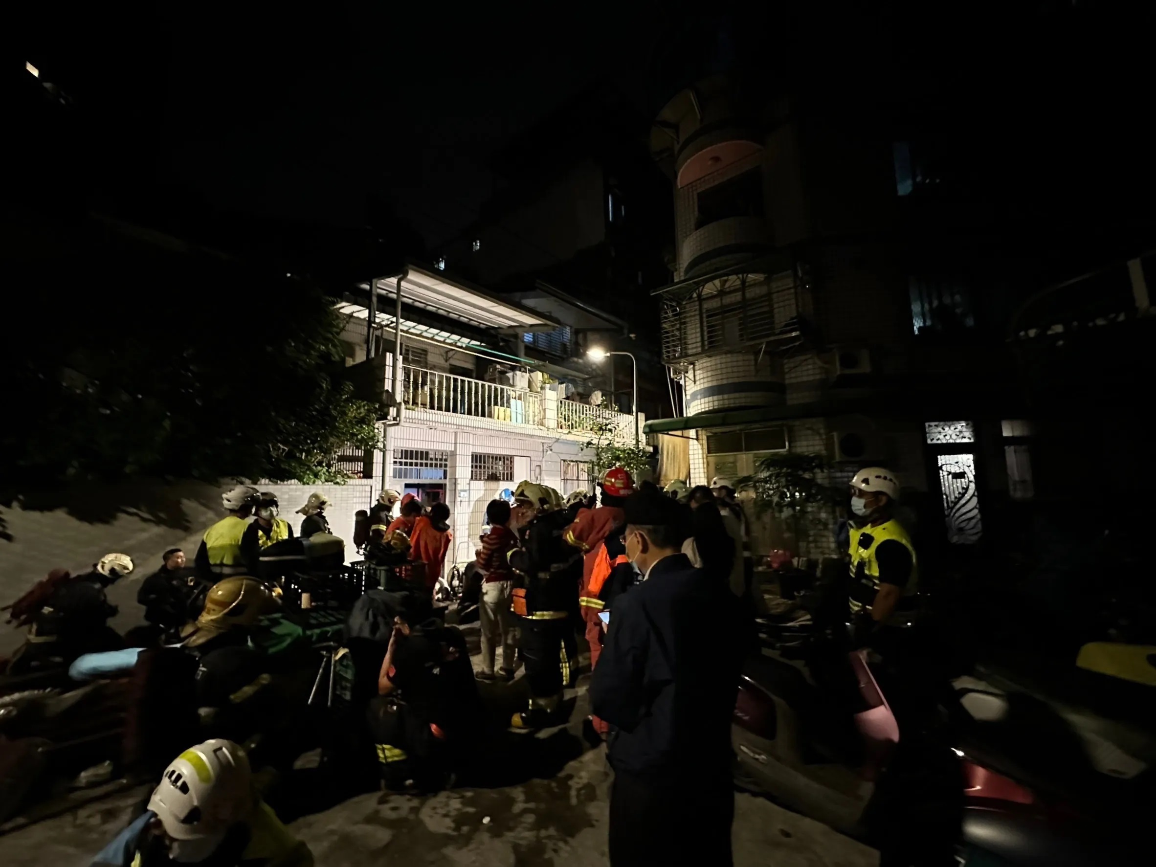 永和一棟3層樓住宅發凌晨竄大火 ，27歲吳姓女友受困火場成焦屍。（翻攝自記者新聞網）