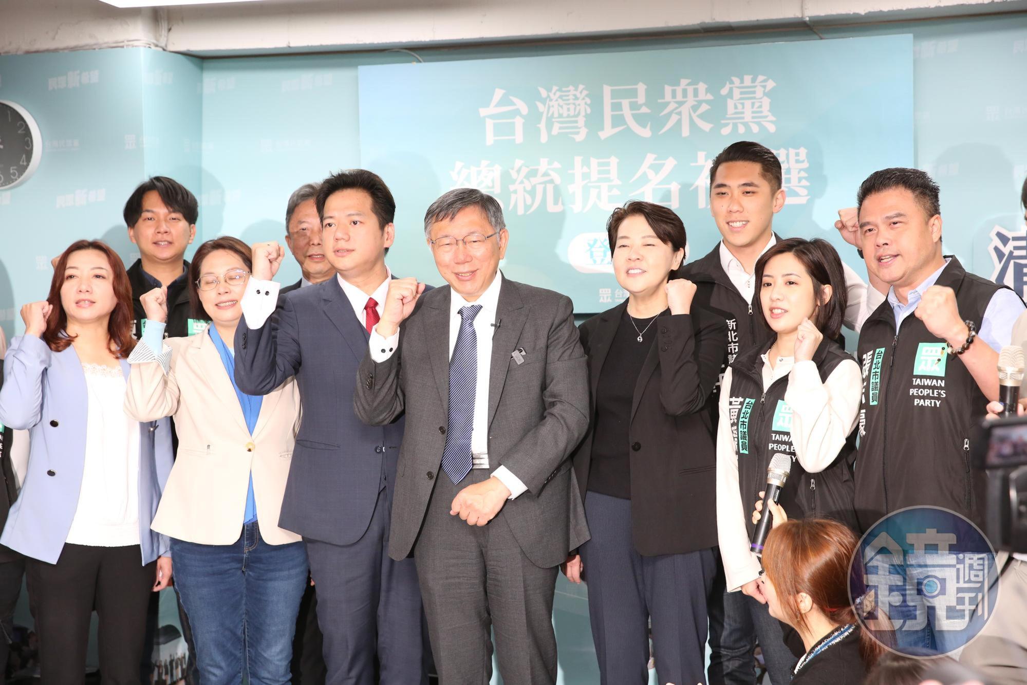 柯文哲8日領表登記黨內初選,前台北市副市長黃珊珊也陪伴在側。(本刊資料照)