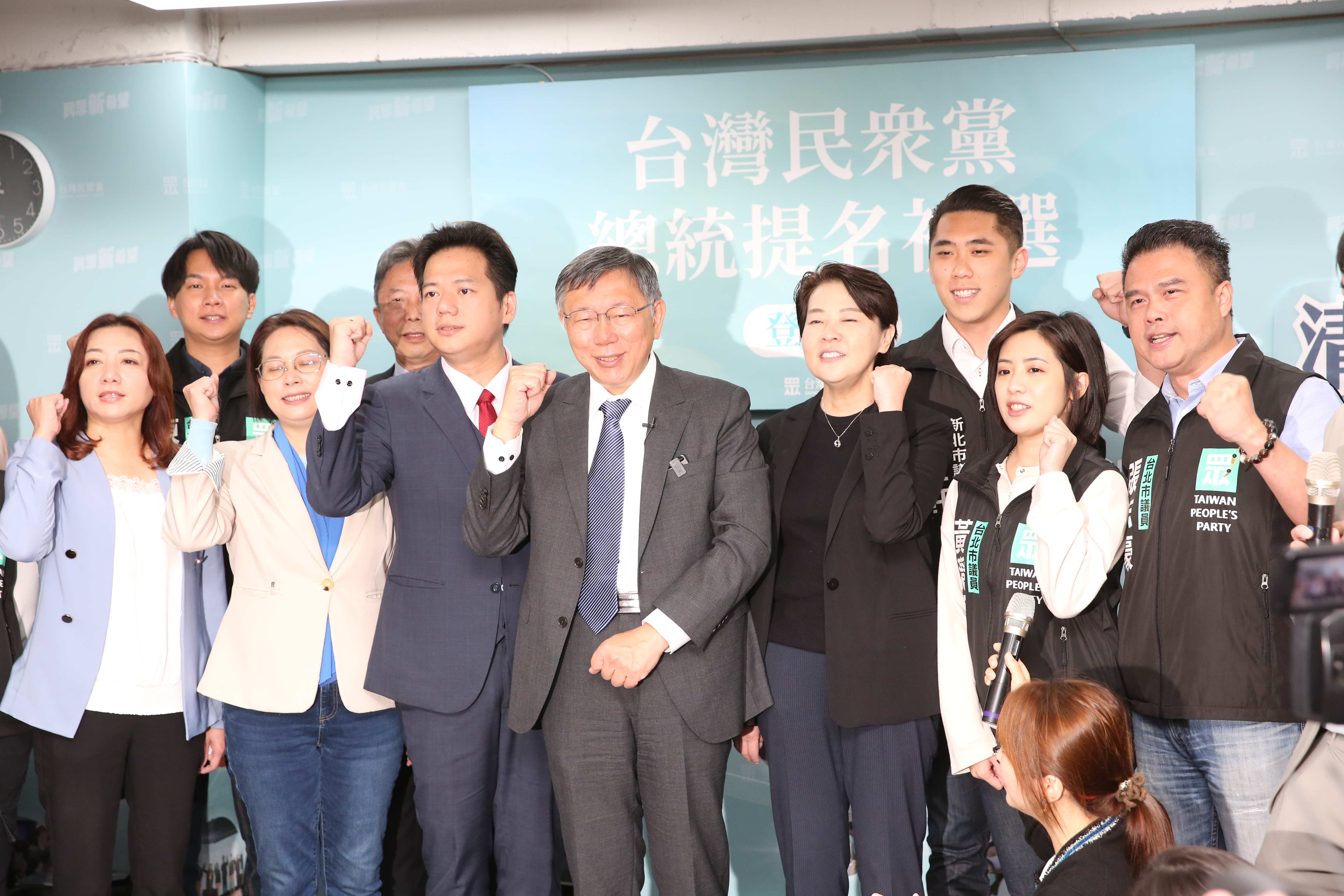 柯文哲8日領表登記黨內初選，前台北市副市長黃珊珊也陪伴在側。（本刊資料照）