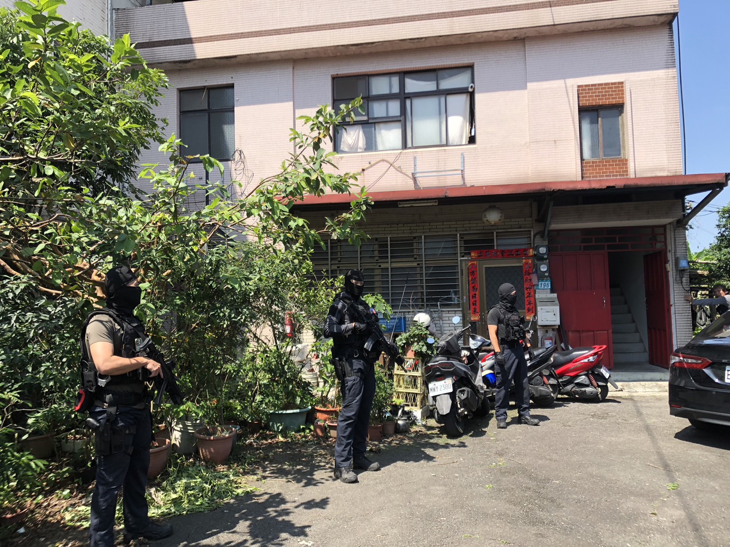 警方荷槍實彈至陳男租屋處圍捕，雙方對峙駁火。（警方提供）