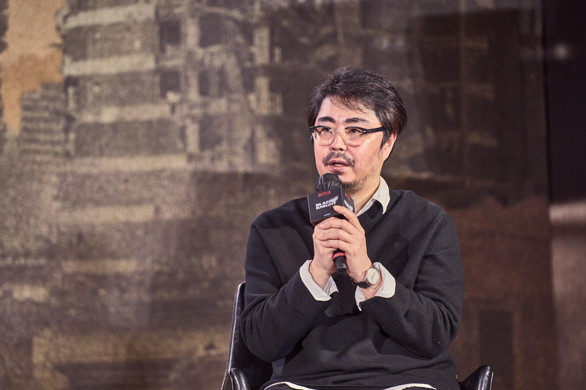 導演曹義錫今在《末日騎士》記者會上難掩緊張。(Netflix提供)