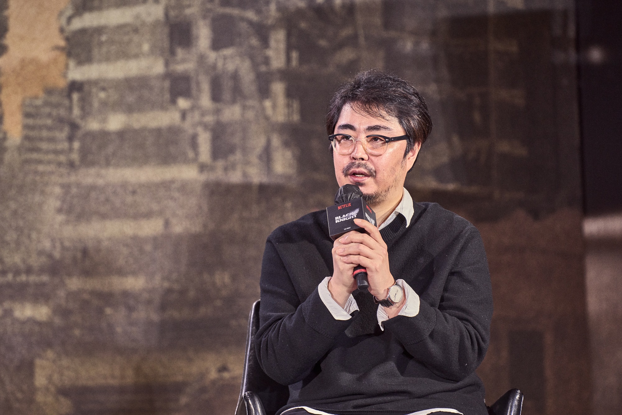 導演曹義錫今在《末日騎士》記者會上難掩緊張。（Netflix提供）