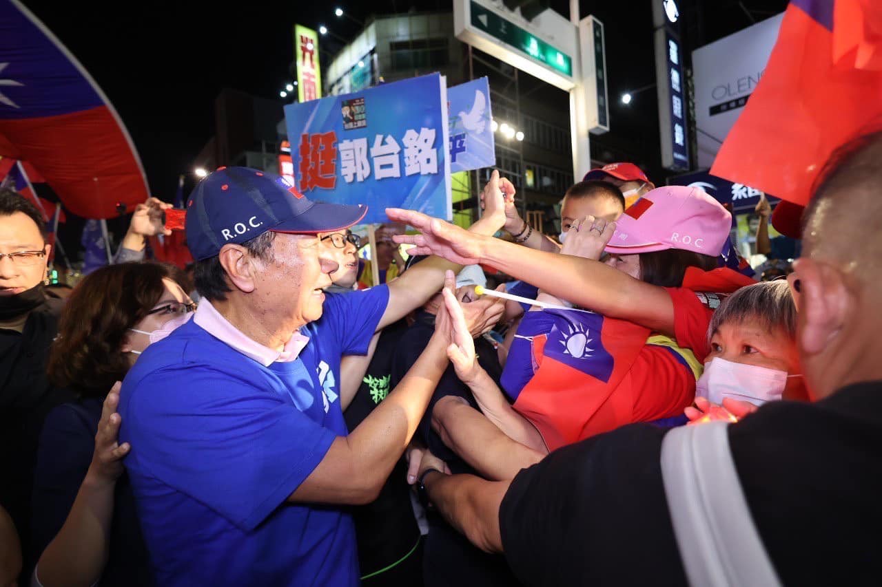 郭台銘批評現今媒體一面倒為執政黨效力，還放話若有幸當選，會努力恢復NCC撤銷的電視頻道。（翻攝自郭台銘臉書）