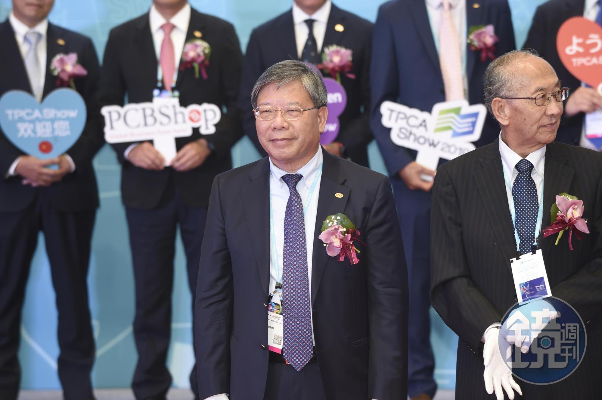 臻鼎今年上半年營運保守以對,下半年則謹慎觀察。(前排左為董事長沈慶芳,本刊資料照)