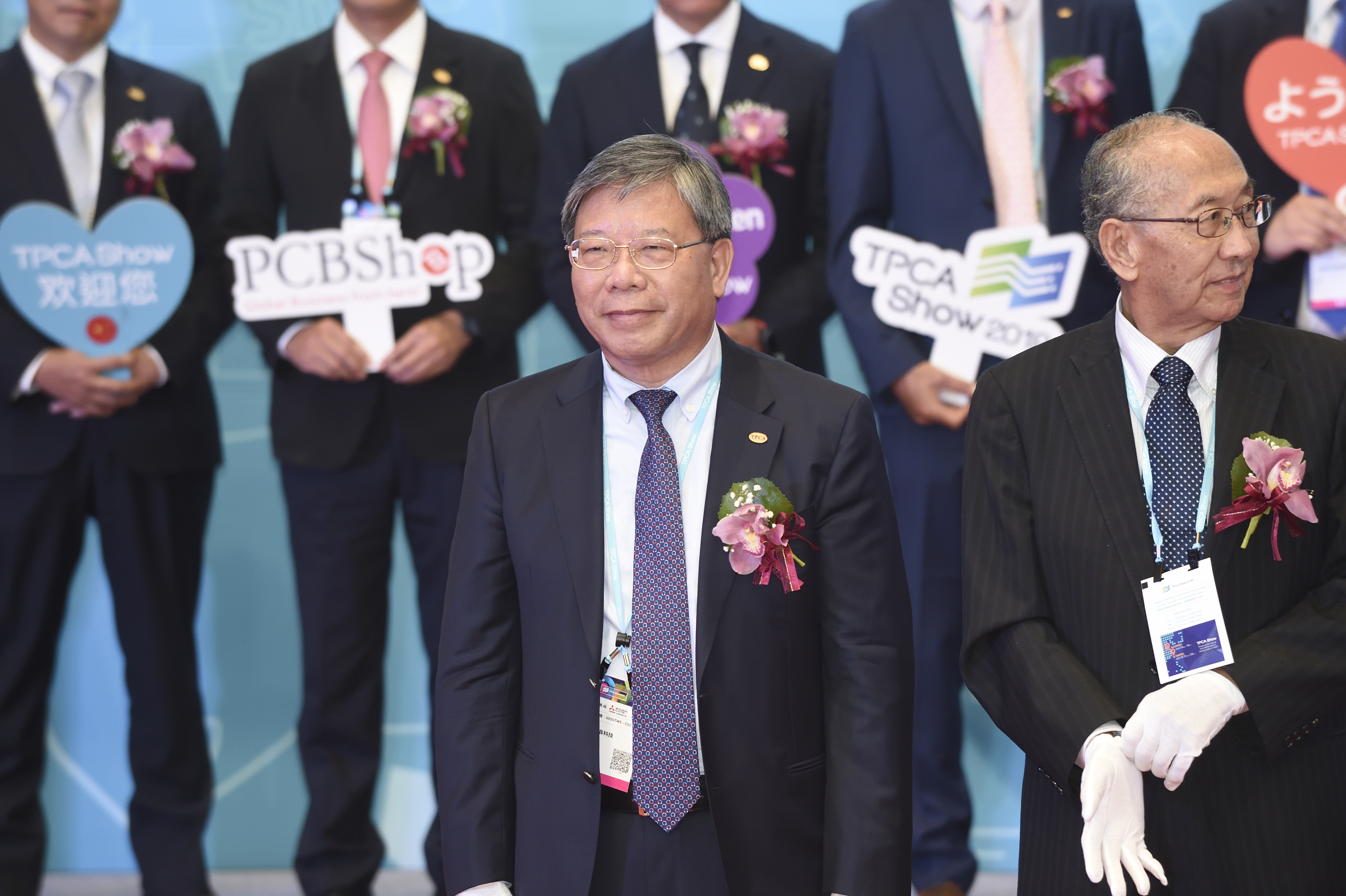 臻鼎今年上半年營運保守以對，下半年則謹慎觀察。（前排左為董事長沈慶芳，本刊資料照）