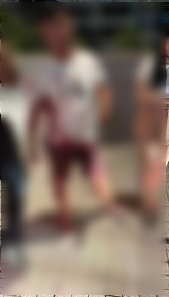 華人富商身上滿是血跡，正妹女友站在右邊。（翻自《中國報》）