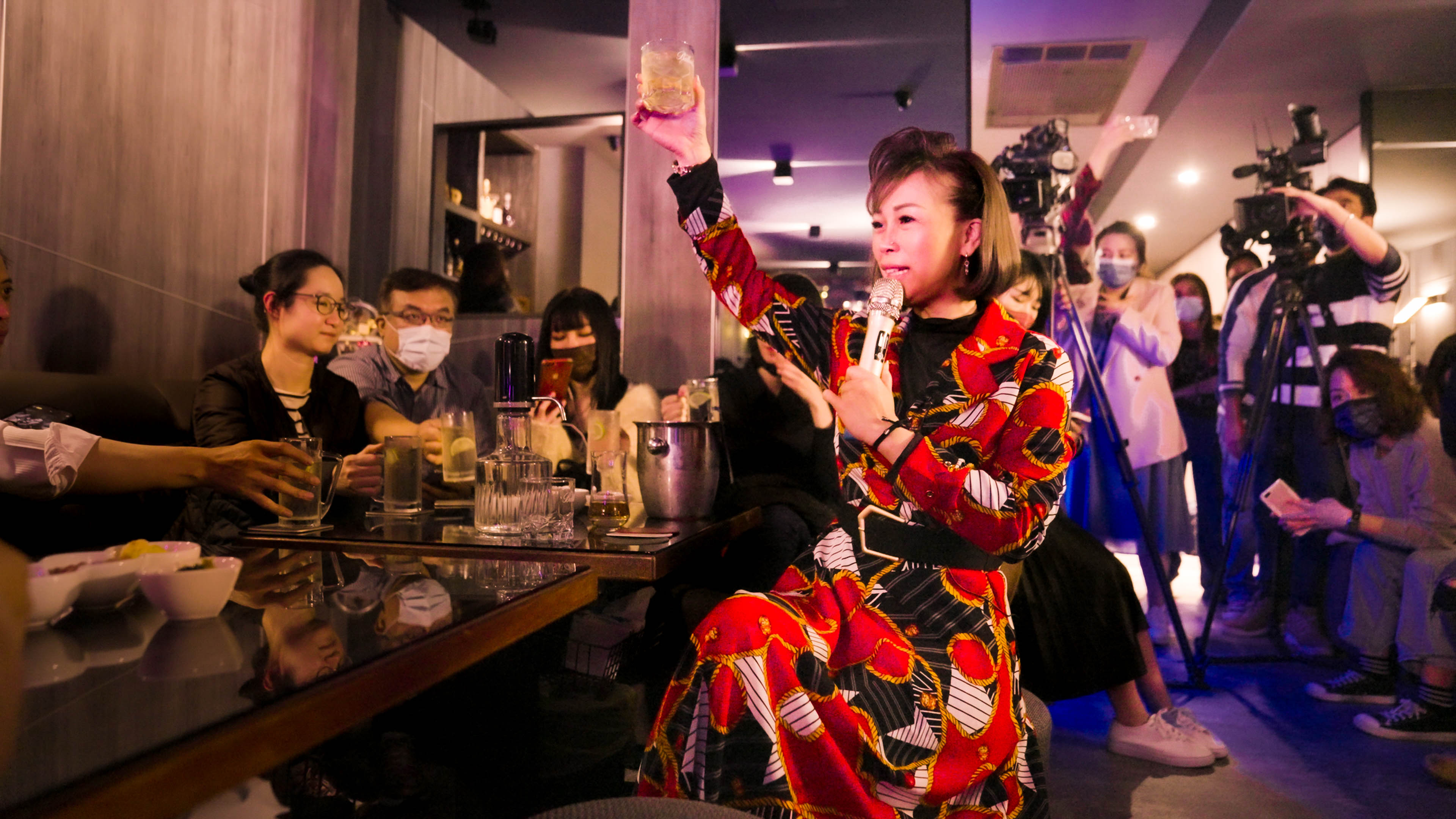 身為一個不喝酒的媽媽桑，席耶娜卻能在競爭激烈的條通屹立不搖。（車庫提供）