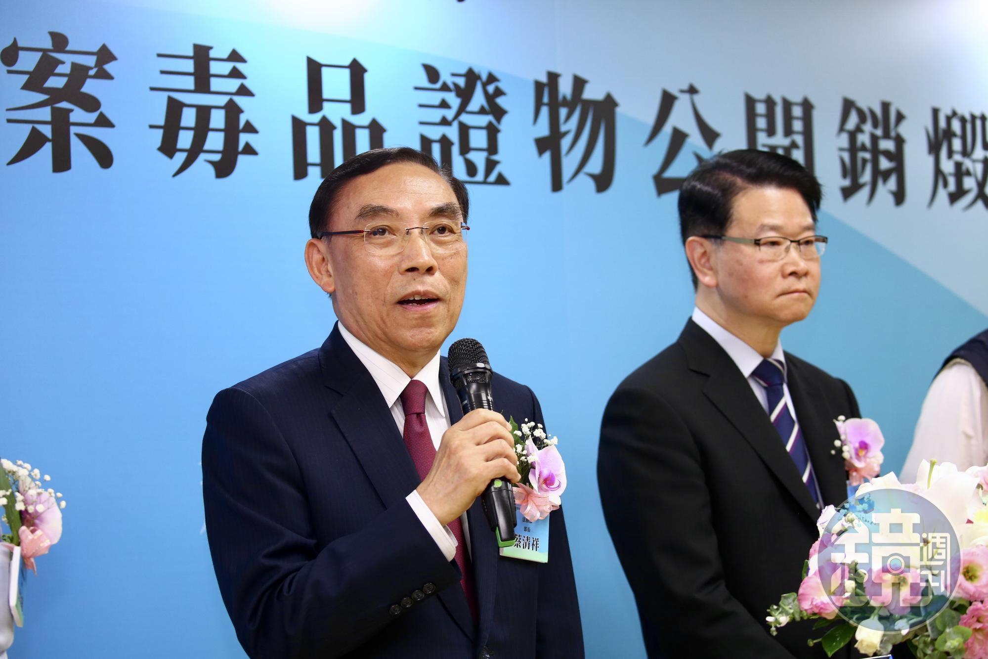 法務部長蔡清祥、調查局長王俊力等人共同銷燬279公斤各式毒品。