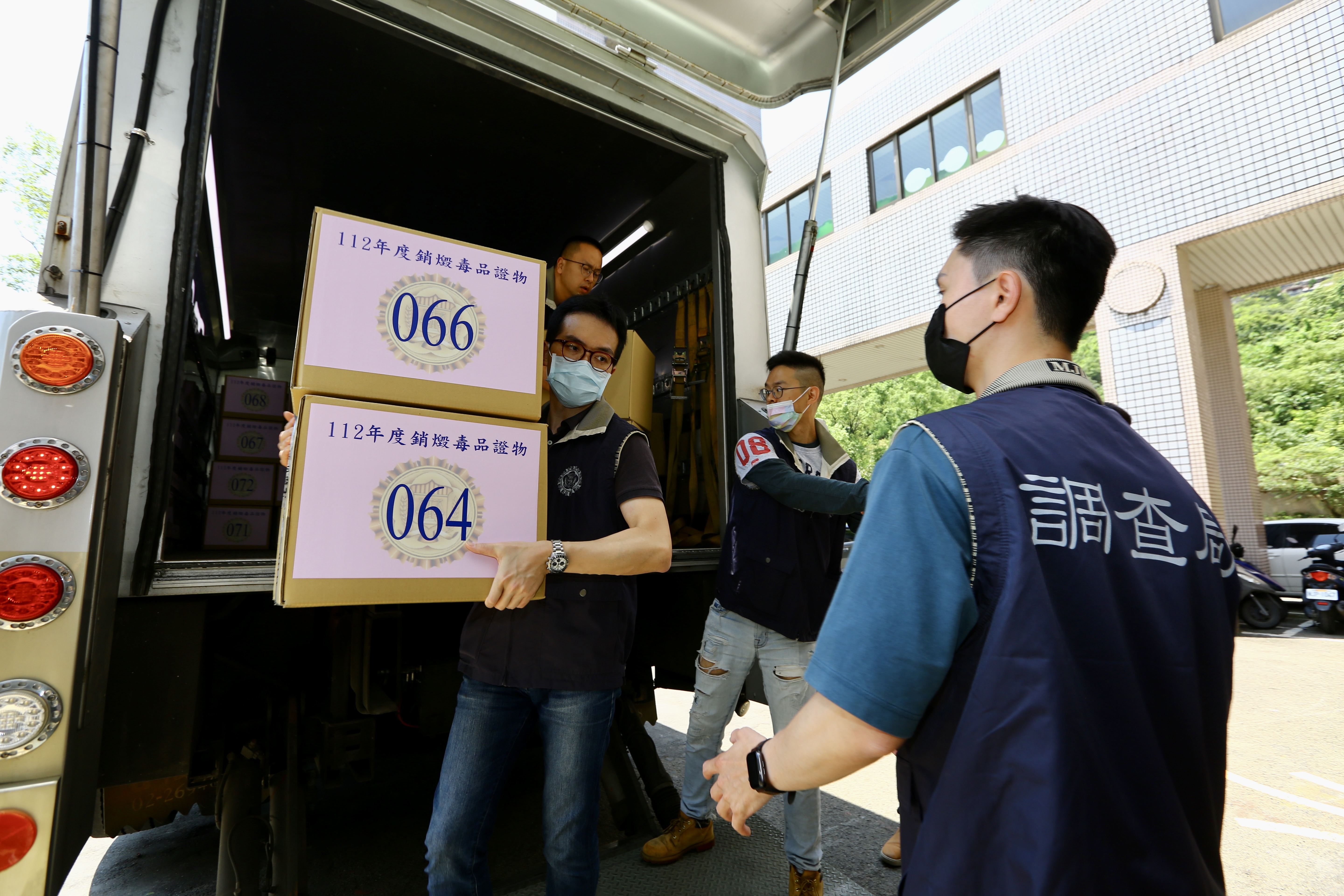調查局派出荷槍實彈幹員並協請台灣銀行支援「裝甲運鈔車」將扣押毒品送往木柵焚化爐銷毀。
