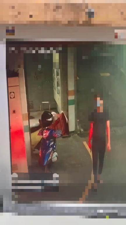 凶嫌手持凶槍。(警方提供)