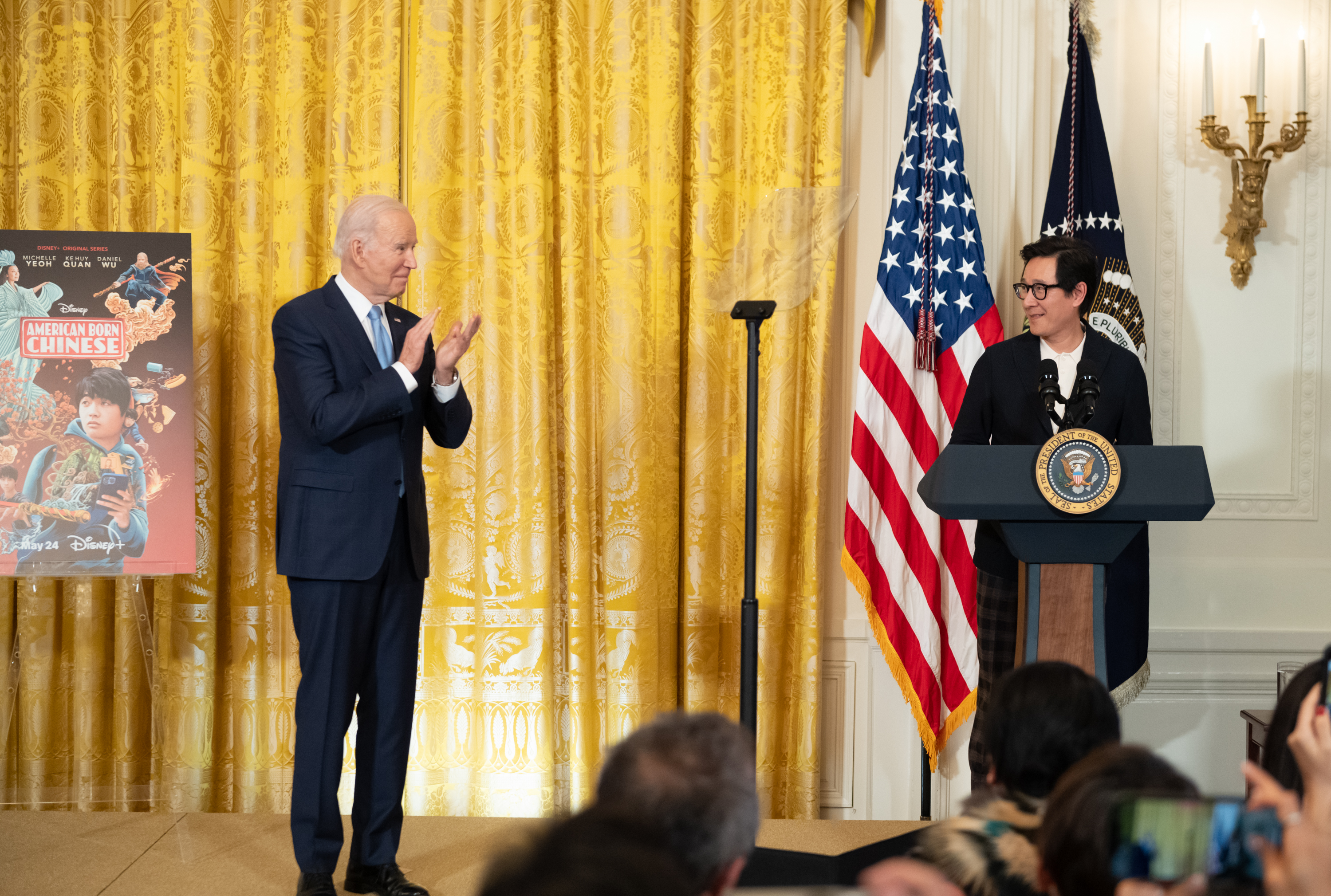 關繼威（右）受邀前往白宮，與美國總統拜登（左）一起介紹《西遊ABC》在白宮的特別放映活動。（Disney+提供）