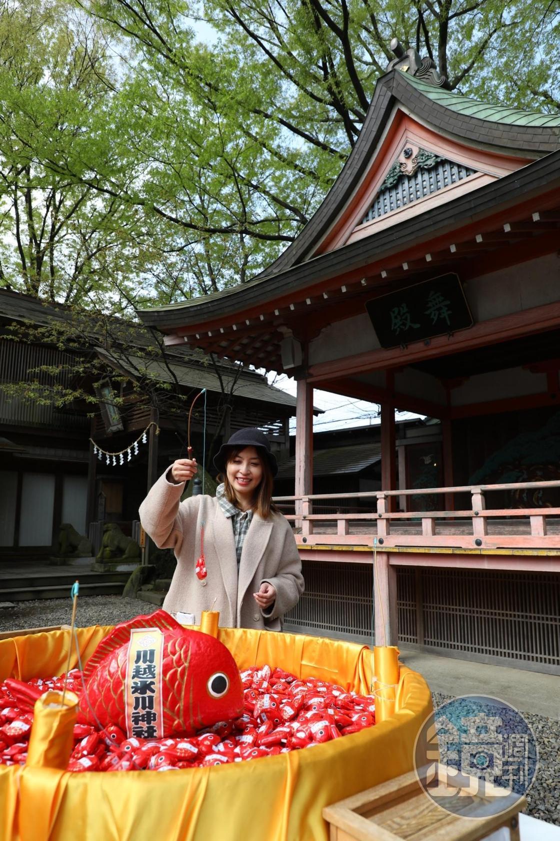 冰川神社的「釣鯛魚」求御神籤，需手持釣竿，釣出自屬於自己的籤。