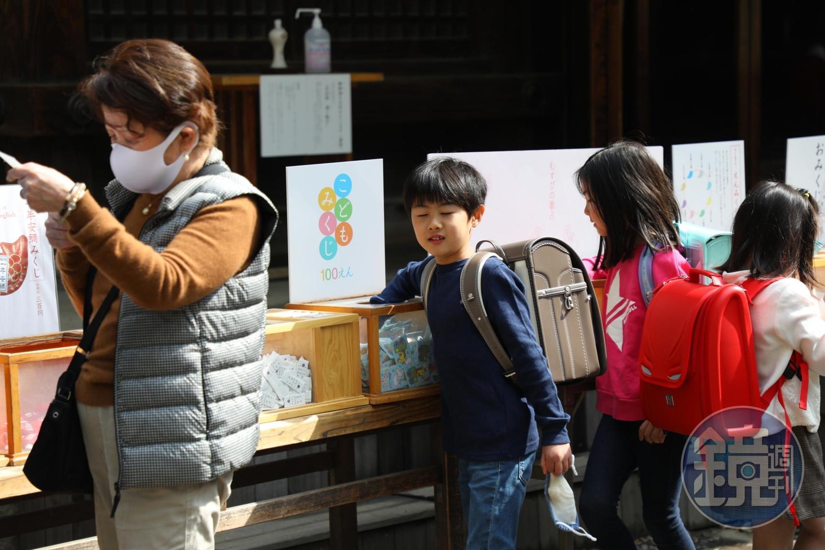 冰川神社不僅有鯛魚御神籤也有玉石或專門給小孩的籤詩。